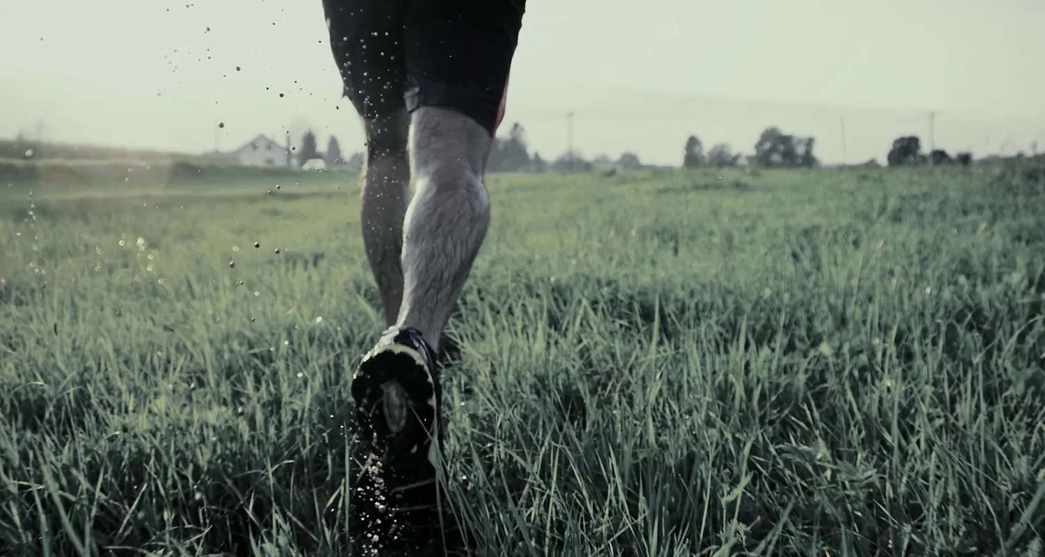 Atleta in corsa sul campo sportivo